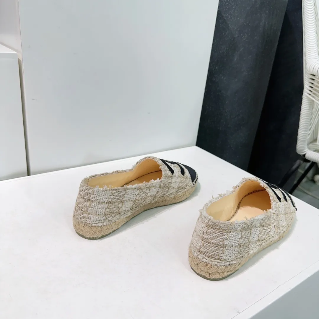 👟👟Ex-factory price 400👟👟 🌹🌹Top version🌹🌹 🌈🌈CHANEL🌟🌟Chanel's new hemp rope sole fisherman's shoes. 🔥🔥The upper is made of imported printed cloth, the inner pad is silk sheepskin, super soft sheep feet, and the original rubber-injected translucent rubber original color espadrille sole. 🐎Size: 35-40 (34, 41, 42 can be customized, non-refundable)